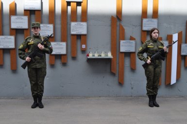 Возложение цветов к мемориалу &laquo;Стена памяти&raquo;