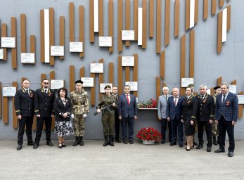 Памяти павших будем достойны